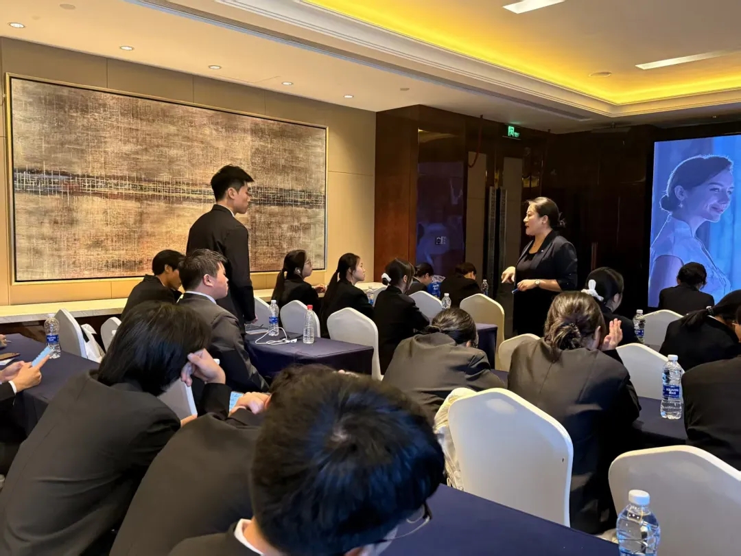 沉浸式会务课堂 25级酒店管理本科1班赴泉州富力万达文华酒店实地考察